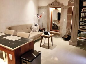 Deluxe Σουίτα, 1 Υπνοδωμάτιο, Μη Καπνιστών | Περιοχή καθιστικού | Τηλεόραση LED 32 ιντσών με ψηφιακά κανάλια, Netflix, Υπηρεσίες streaming