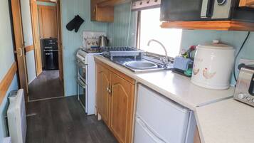 Keittoastiat/astiat/ruokailuvälineet