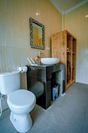 Deluxe Room | Bathroom | Separate tub and shower, free toiletries, towels, soap - Villa Sri Rejeki (Ubud)