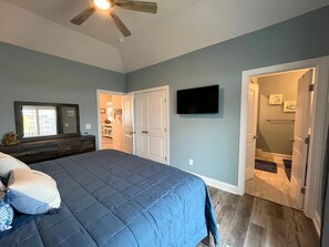 5 bedrooms, travel crib, internet, bed sheets