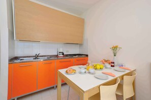 Kühlschrank, Mikrowelle, Herdplatte, Wasserkocher mit Kaffee-/Teezubehör