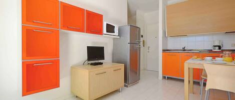 Fridge, microwave, stovetop, cookware/dishes/utensils