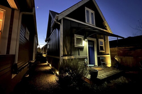 Blue Door Tiny Home in Mississippi District, near downtown & Convention Center