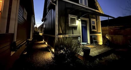 Blue Door Tiny Home in Mississippi District, near downtown & Convention Center