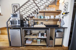 Réfrigérateur, micro-ondes, cafetière/bouilloire, grille-pain