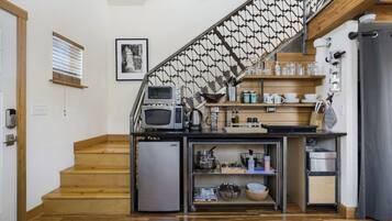 Réfrigérateur, micro-ondes, cafetiÚre/bouilloire, grille-pain