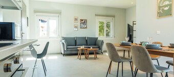 Το Serenite Maison είναι στη Λευκίμμη και απέχει 2,7 χλμ από Παραλία Αλυκές.