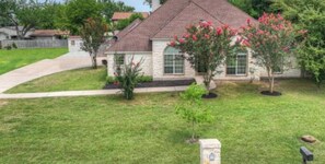 Property grounds - This beautiful Charming 3-bedroom house with WiFi, AC in lovely San Marcos (San Marcos)