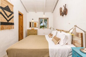 4 bedrooms, iron/ironing board, free WiFi, bed sheets