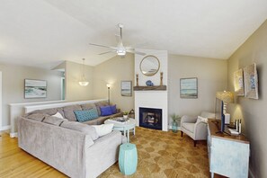 TV, fireplace, table football - Beautiful & pet-friendly lake house with incredible views and dock (Moneta)