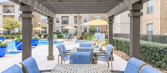Cozy 1BR Magnolia Pool, Gym & Free Parking