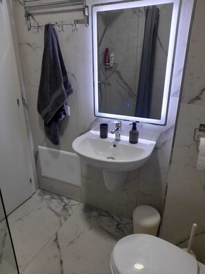 Hårføner, håndklær, såpe og toalettpapir