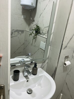 Hårføner, håndklær, såpe og toalettpapir