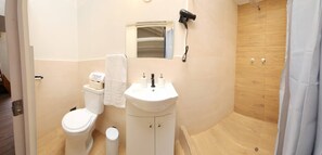 Douche, sèche-cheveux, serviettes fournies, savon