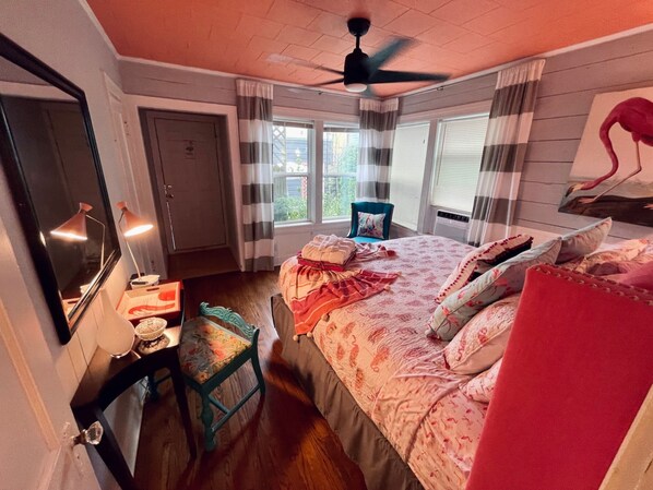 1 bedroom, individually decorated, individually furnished, bed sheets - Funky Flamingo (Galveston)