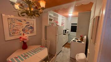 Economy Condo, 1 Bedroom, Non Smoking | In-room dining