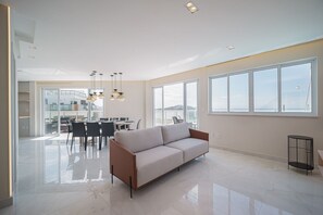 Apartment | Living area - Cf04 Praia do Forte Cobertura frente mar (Cabo Frio)