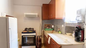 Refrigerador, microondas, horno y cafetera y tetera