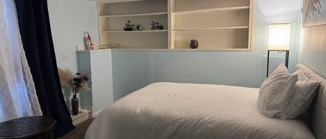 1 غرفة نوم وخزنة داخل الغرفة ومكواة/لوح كي وواي فاي