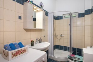 Dusche, Haartrockner, Handtücher, Seife