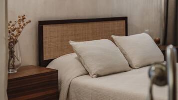 Escritorio, tabla de planchar con plancha, wifi y ropa de cama