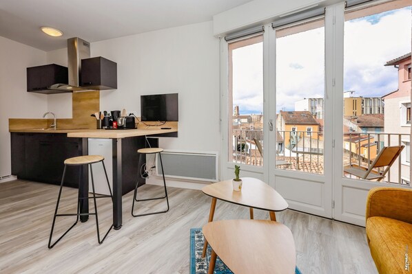 Réfrigérateur, micro-ondes, four, plaque de cuisson