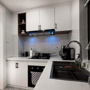 Kylskåp, mikrovågsugn, ugn och spishäll