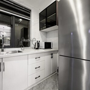 Kühlschrank, Mikrowelle, Ofen, Herdplatte