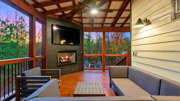 Smart TV, fireplace