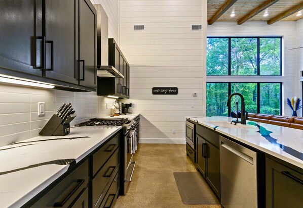 ثلاجة، ميكروويف، فرن، موقد طهي مسطح