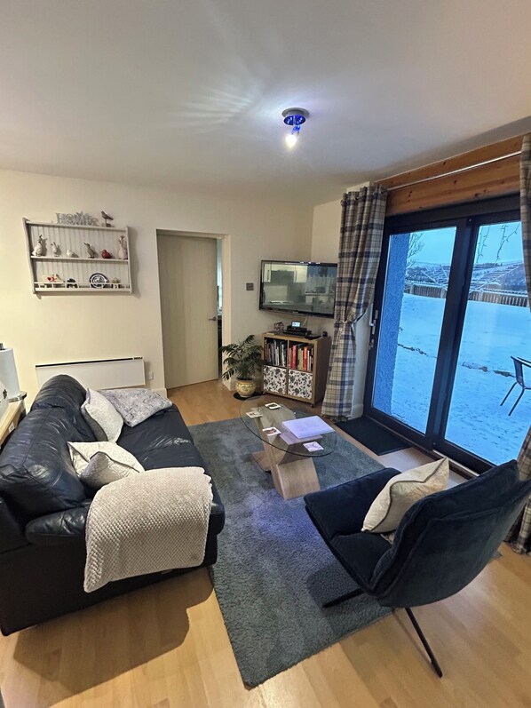 Living area - Cosy cottage in a lovely setting of Tomintoul with panoramic views of the hills (Tomintoul)