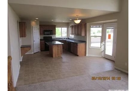 Private kitchen. Spacious 5-bedroom house with WiFi, fitness room in wonderful Hooper