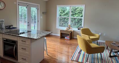 Suite44 - Large Sunny 1-BR Suite w/ Backyard+Patio