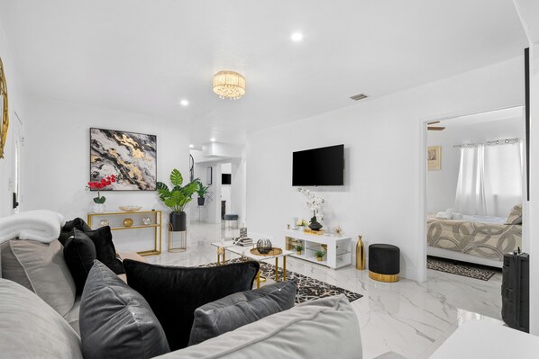 5 bedrooms, iron/ironing board, WiFi, bed sheets