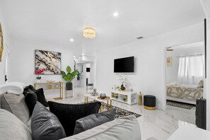 5 bedrooms, iron/ironing board, WiFi, bed sheets