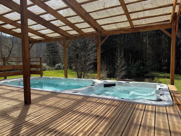 Outdoor spa tub