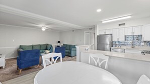 Un appartement moderne comprenant un salon, un coin repas et une cuisine.