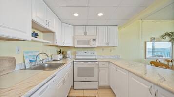 Een koelkast, een microgolfoven, een oven, een kookplaat