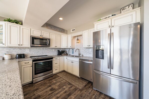 Kühlschrank, Mikrowelle, Ofen, Herdplatte