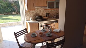 Een koffiezetapparaat/waterkoker, een koelkast, een magnetron, een oven