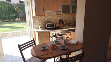 Een koelkast, een magnetron, een oven, een vaatwasser