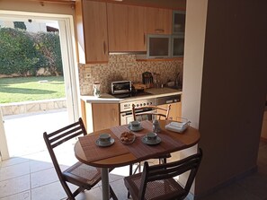 Een koelkast, een magnetron, een oven, een vaatwasser