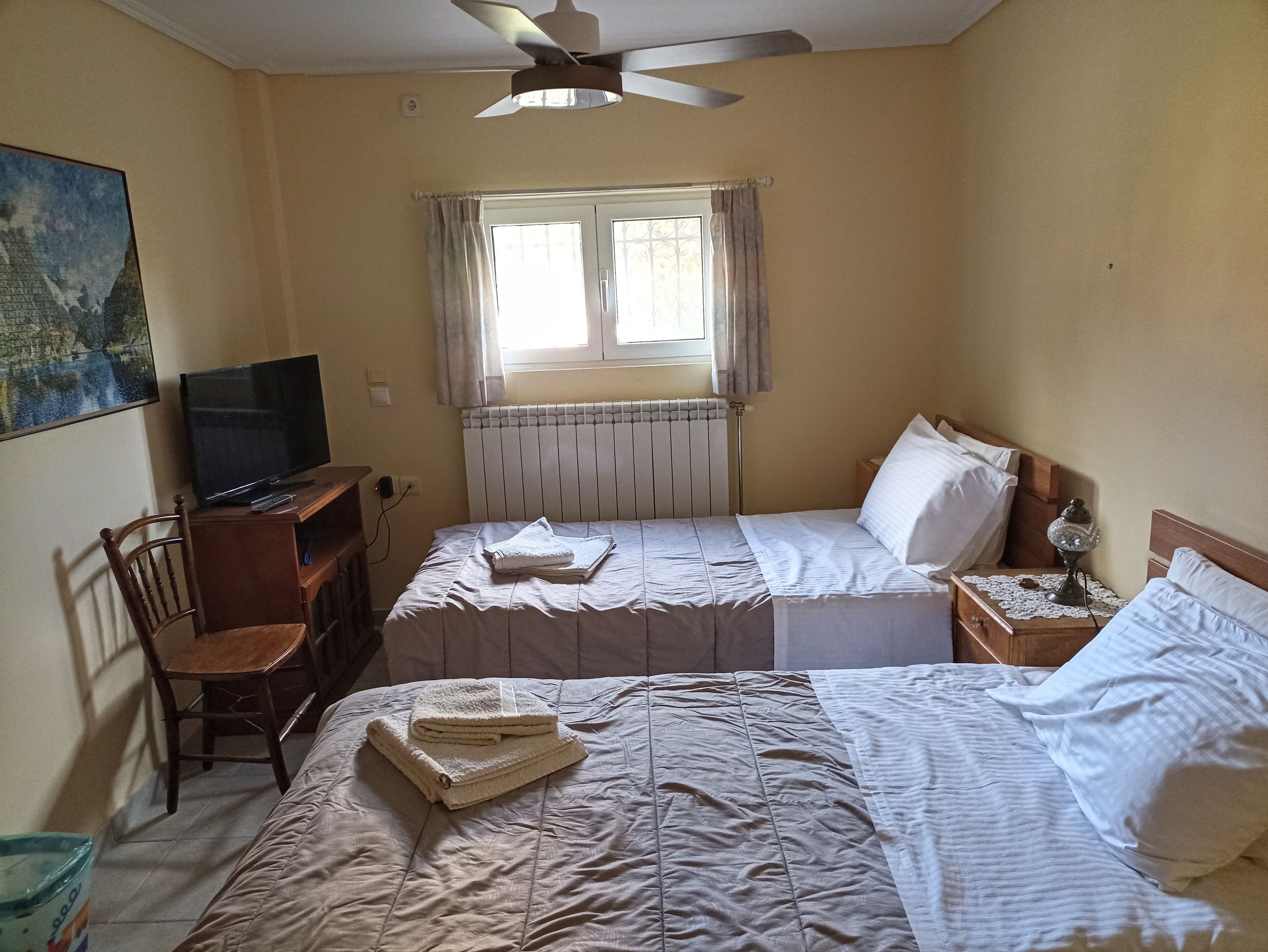 1 slaapkamer, een kluis op de kamer, een strijkplank/strijkijzer, wifi