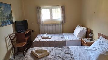 1 slaapkamer, een kluis op de kamer, een strijkplank/strijkijzer, wifi