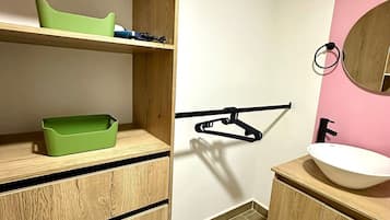 Elite-Apartment | Badezimmer | Dusche, Seife, Shampoo, Toilettenpapier