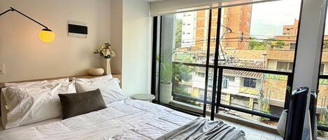 Comfort-huoneisto | 1 makuuhuone, tallelokero huoneessa, pimennysverhot, silitysrauta/-lauta