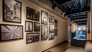 Een galerijwand met ingelijste zwart-witfoto's van diverse architectonische bouwwerken.