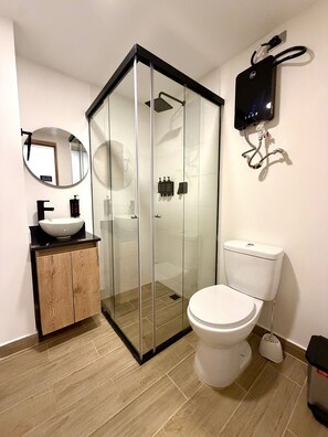 Comfort Apartment | Bathroom | Shower, soap, shampoo, toilet paper - 81 Living (Medellín)