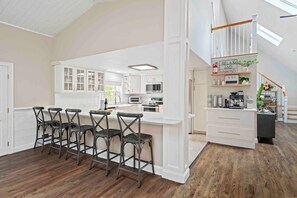 冷蔵庫、電子レンジ、オーブン、コンロ