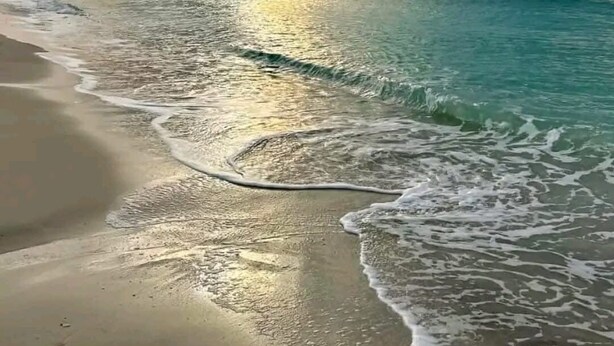 A beach with waves and a cloudy sky. - Charming 2-bedroom condo with WiFi, AC in lovely Destin (Destin)